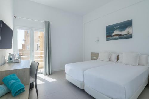 Habitación Doble con balcón y vistas al mar del hotel Médano. Foto 2