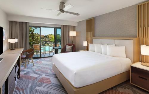 HABITACIÓN CON CAMA EXTRAGRANDE, BALCÓN Y VISTAS A LA PISCINA del hotel Hyatt Regency Monterey and Spa