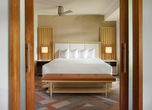 Suite con cama extragrande del hotel Hyatt Regency Monterey and Spa. Foto 1