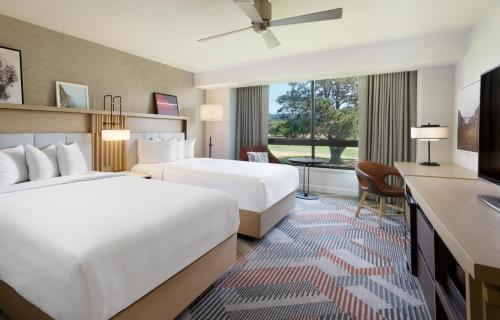 Habitación Grande con 2 camas grandes y vistas al campo de golf del hotel Hyatt Regency Monterey and Spa