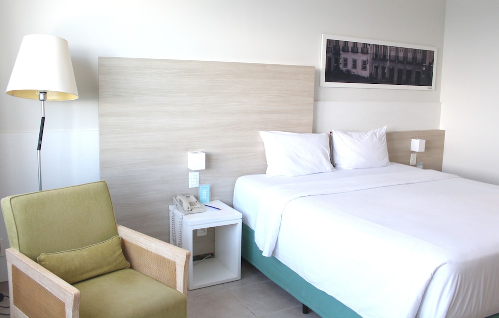 Habitación Standard con una cama doble del hotel Mercure Salvador Rio Vermelho. Foto 1