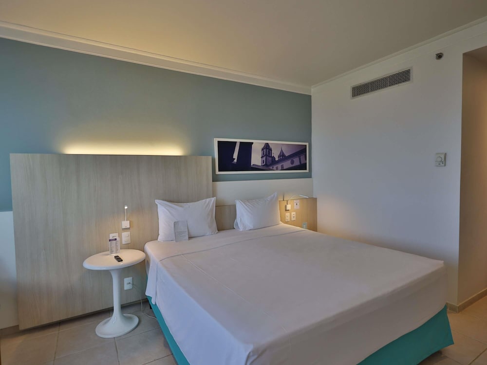 Habitación Standard con una cama doble del hotel Mercure Salvador Rio Vermelho. Foto 4