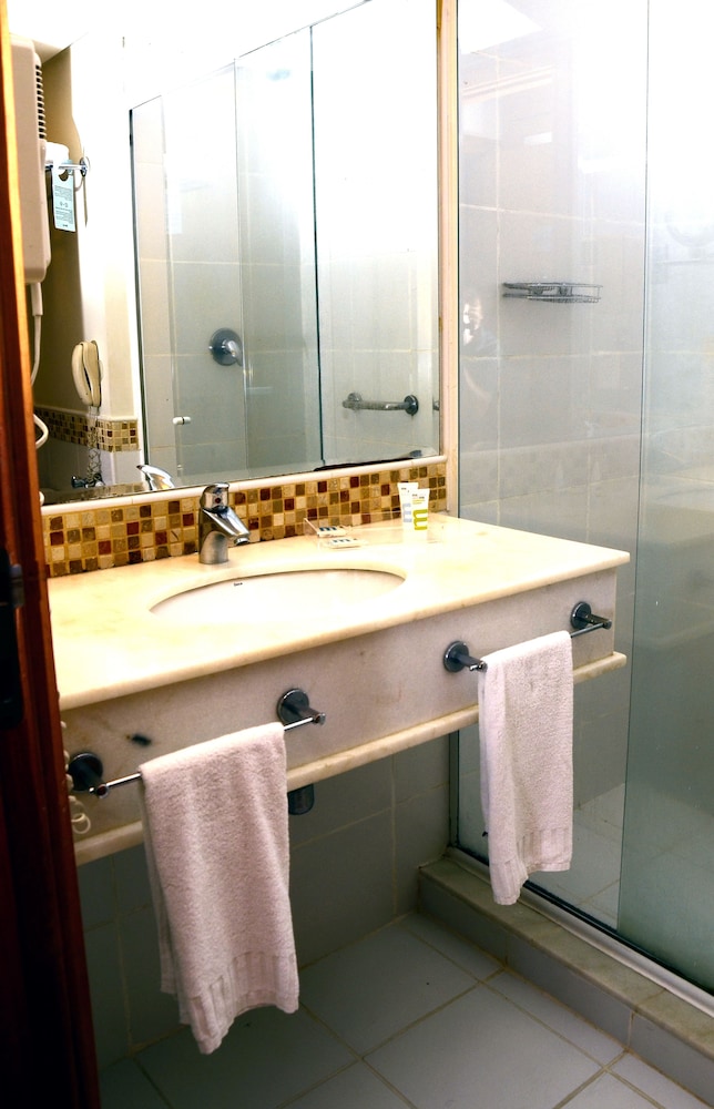 Habitación Standard con una cama doble del hotel Mercure Salvador Rio Vermelho. Foto 11