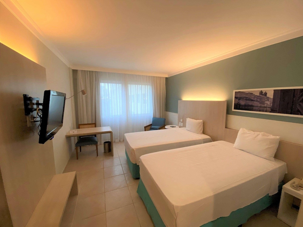 Habitación Standard con dos camas individuales del hotel Mercure Salvador Rio Vermelho. Foto 4
