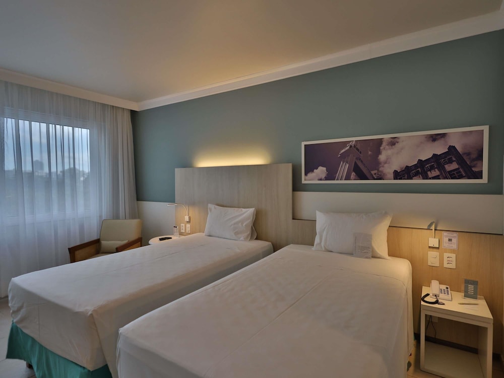 Habitación Standard con dos camas individuales del hotel Mercure Salvador Rio Vermelho. Foto 7