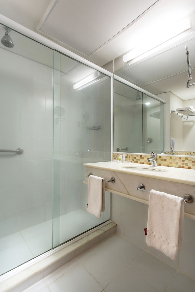 Habitación Standard con dos camas individuales del hotel Mercure Salvador Rio Vermelho. Foto 10