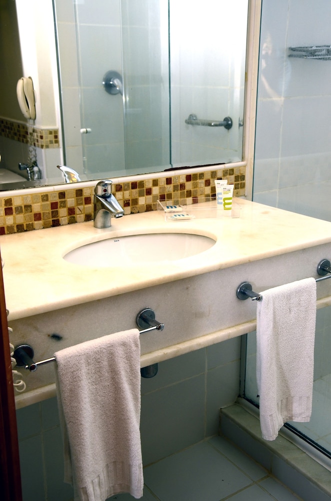 Habitación Standard con dos camas individuales del hotel Mercure Salvador Rio Vermelho. Foto 11