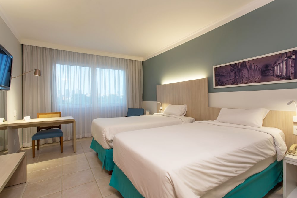 Habitación de categoría superior con 2 camas individuales del hotel Mercure Salvador Rio Vermelho. Foto 1
