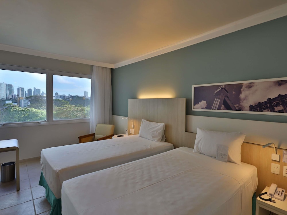Habitación de categoría superior con 2 camas individuales del hotel Mercure Salvador Rio Vermelho. Foto 3