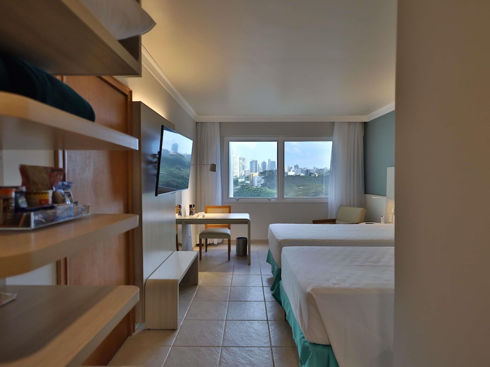 Habitación de categoría superior con 2 camas individuales del hotel Mercure Salvador Rio Vermelho. Foto 4