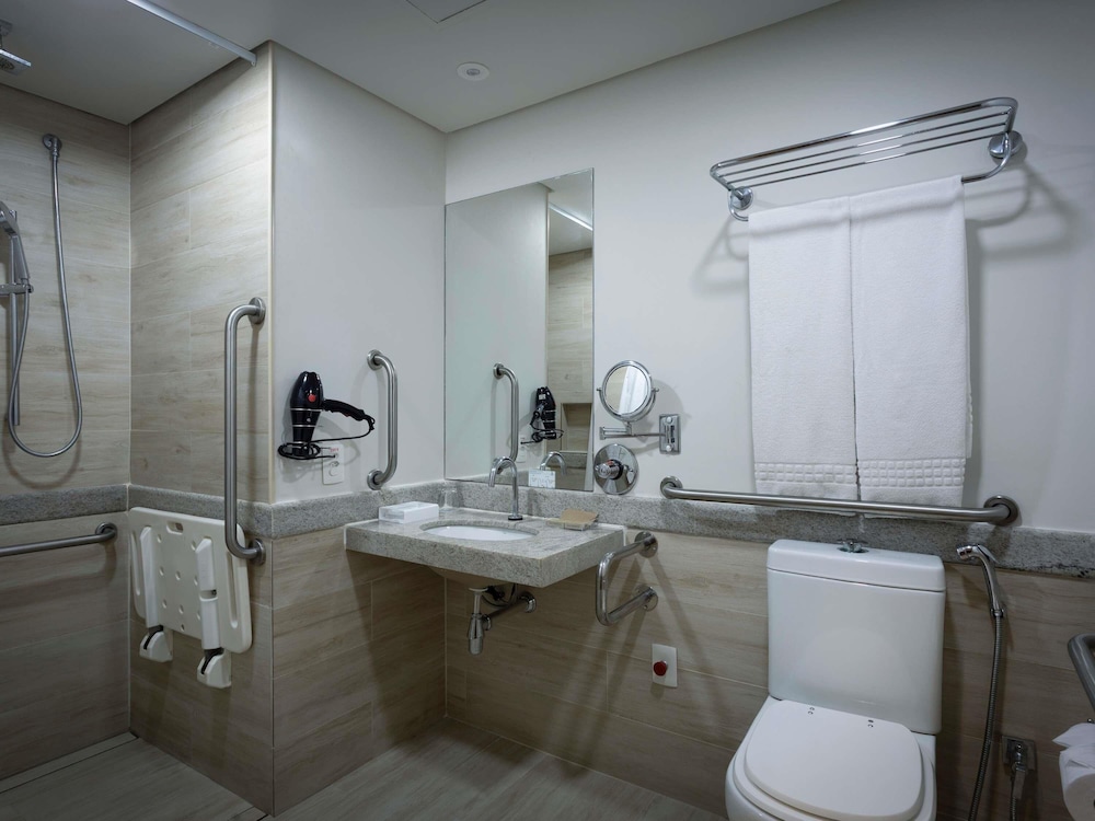 Habitación Standard accesible con 1 cama doble del hotel Mercure Salvador Rio Vermelho. Foto 1