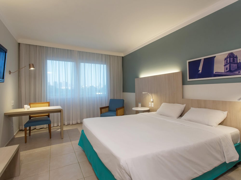 Habitación Privilege con una cama doble del hotel Mercure Salvador Rio Vermelho. Foto 1