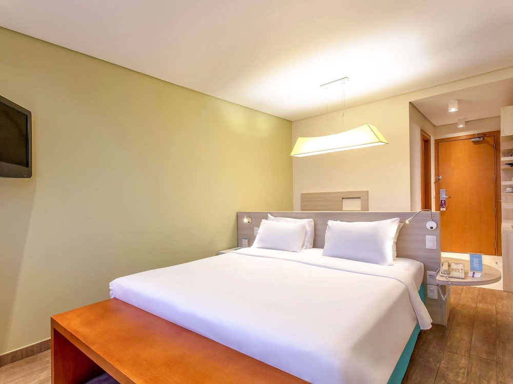 Habitación Privilege con una cama doble del hotel Mercure Salvador Rio Vermelho. Foto 2