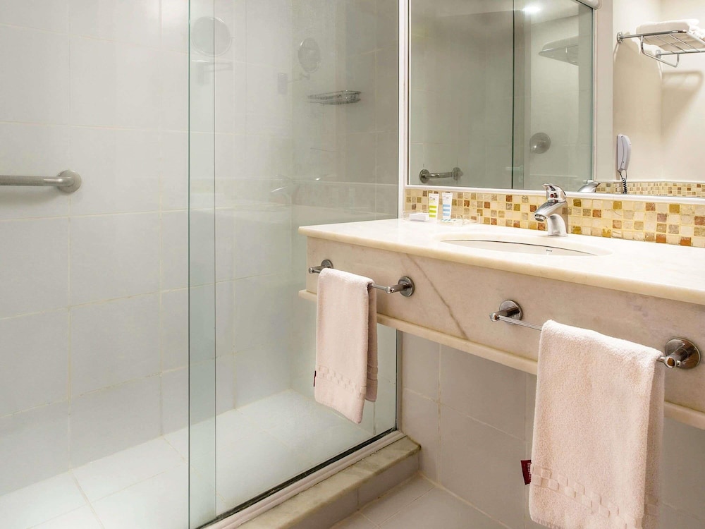 Habitación Privilege con una cama doble del hotel Mercure Salvador Rio Vermelho. Foto 4