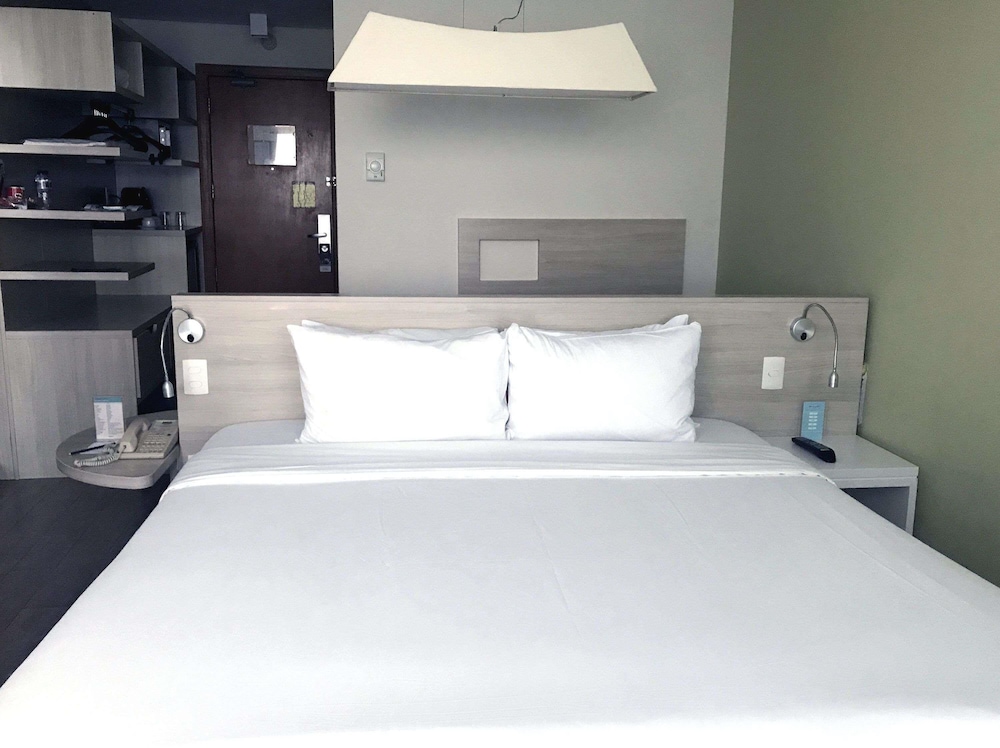 Habitación Privilege con una cama doble del hotel Mercure Salvador Rio Vermelho. Foto 5