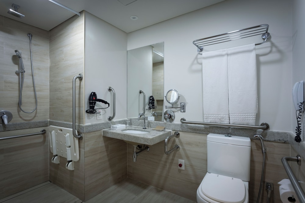 Habitación Superior accesible con 1 cama doble del hotel Mercure Salvador Rio Vermelho. Foto 4