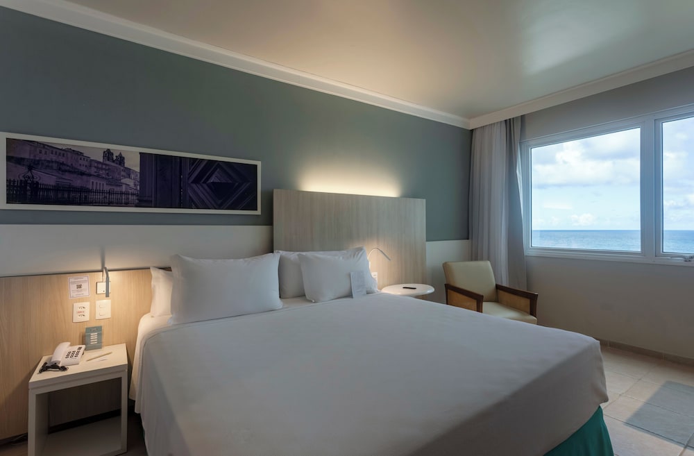 Habitación Privilege con una cama doble del hotel Mercure Salvador Rio Vermelho. Foto 12