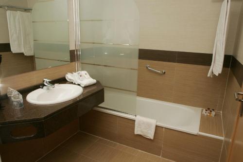 Habitación Triple del hotel Bahia Almuñecar. Foto 5