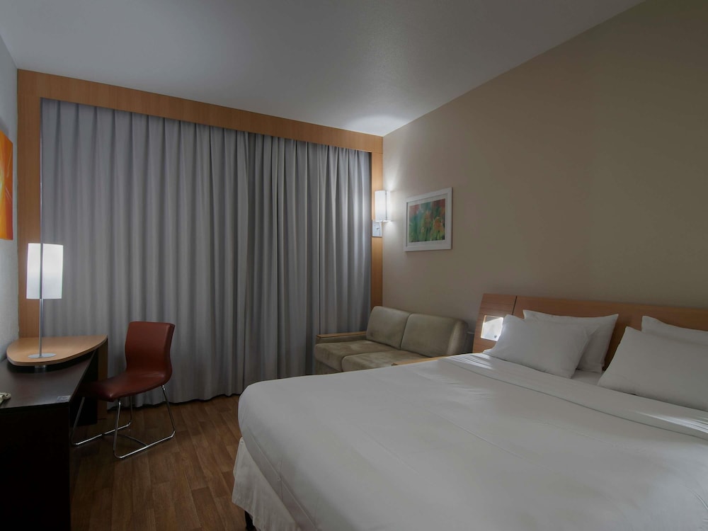 Habitación Estándar con 1 cama doble y 1 sofá - cama del hotel Novotel Porto Alegre Tres Figueiras. Foto 3