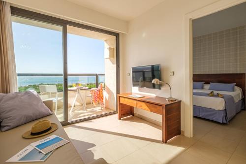 Junior suite Vista Mar Con Cocina Sofá Cama incluido 2 Camas individuales del hotel Estival Isla Cristina. Foto 3