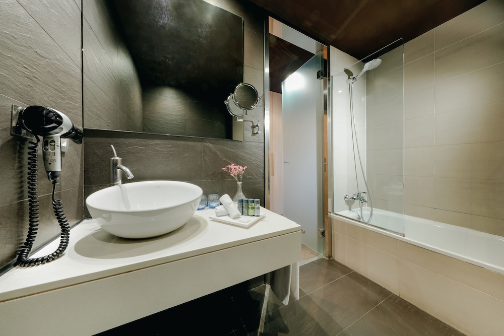 Suite Junior del hotel Hesperia Bilbao. Foto 6