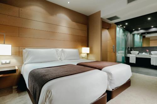 Habitación Doble Estándar con cama supletoria - 1 o 2 camas del hotel Hesperia Bilbao. Foto 1