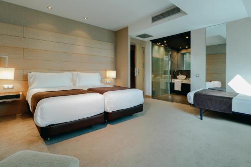 Habitación Doble Estándar con cama supletoria - 1 o 2 camas del hotel Hesperia Bilbao. Foto 2