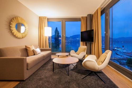 Suite - Junto al lago del hotel Radisson Blu , Lucerne. Foto 1