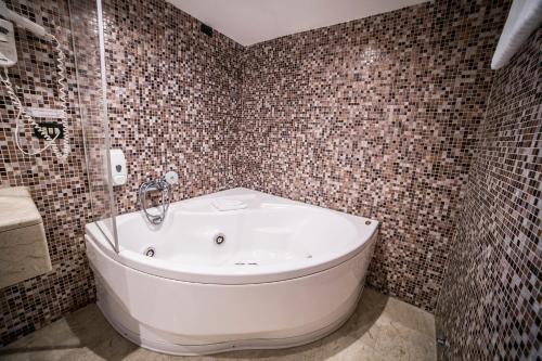 Habitación Doble Deluxe con bañera de hidromasaje del hotel Aphrodite