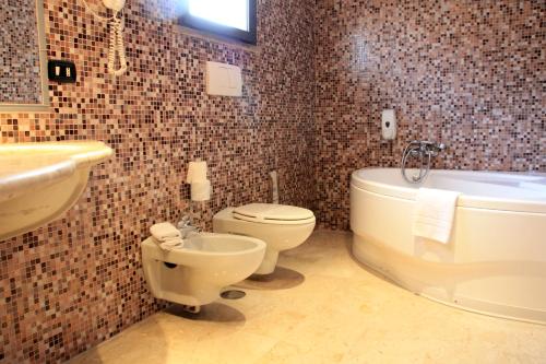 Habitación Doble Deluxe con bañera de hidromasaje del hotel Aphrodite. Foto 1