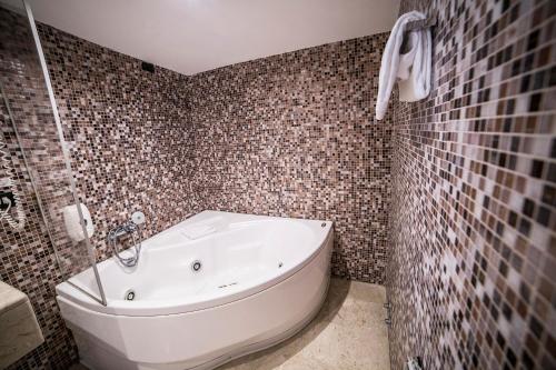 Habitación Doble Deluxe con bañera de hidromasaje del hotel Aphrodite. Foto 2