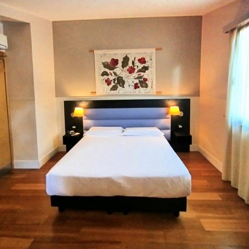 Habitación Doble Deluxe con bañera de hidromasaje del hotel Aphrodite. Foto 4