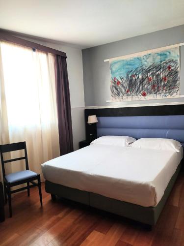 Habitación Doble Deluxe con bañera de hidromasaje del hotel Aphrodite. Foto 6