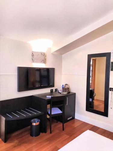 Habitación Doble Deluxe con bañera de hidromasaje del hotel Aphrodite. Foto 7
