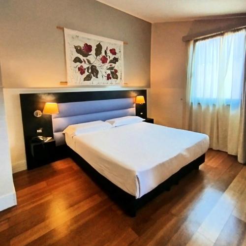 Habitación Doble Deluxe con bañera de hidromasaje del hotel Aphrodite. Foto 8