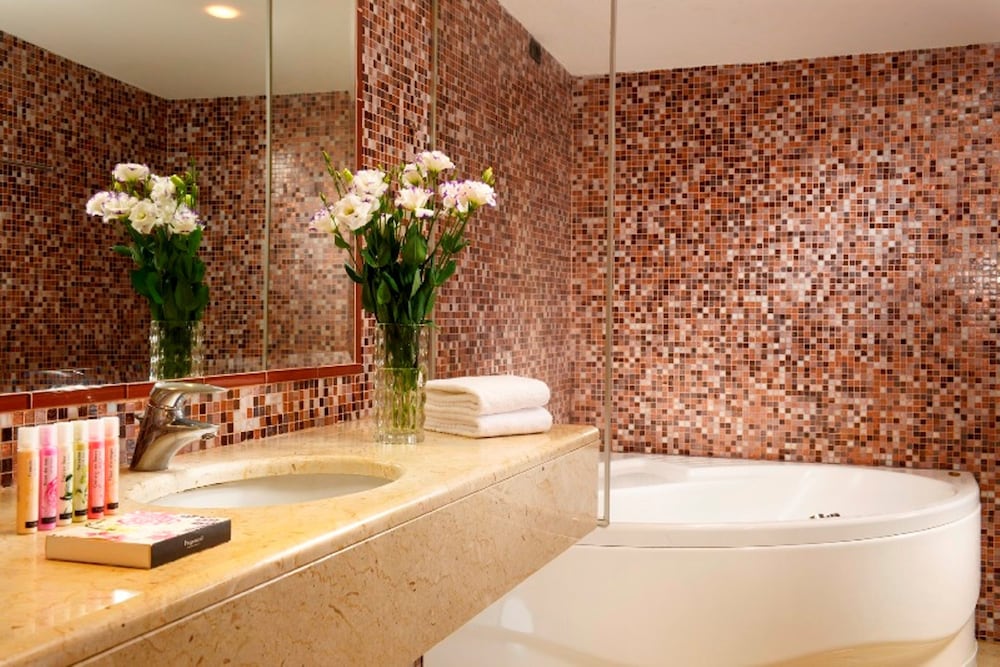 Habitación Deluxe doble, bañera de hidromasaje del hotel Aphrodite. Foto 1
