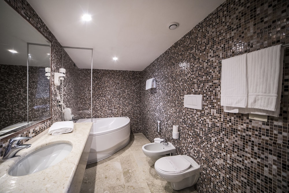 Habitación Deluxe doble, bañera de hidromasaje del hotel Aphrodite. Foto 6