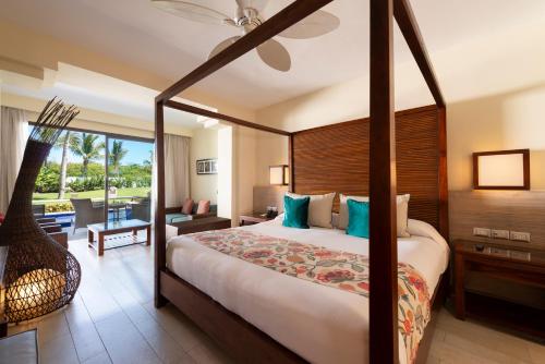 Suite Junior Deluxe con piscina del hotel Catalonia Royal Bavaro - Adults Only - All Inclusive. Foto 2