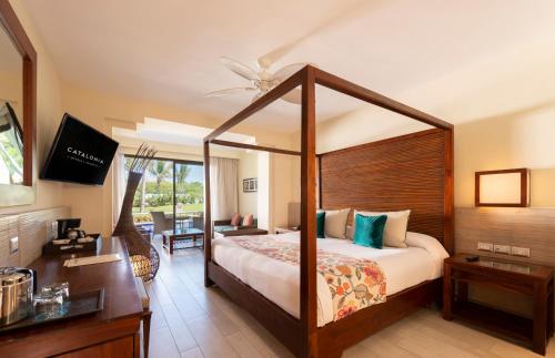 Suite Junior Deluxe con piscina del hotel Catalonia Royal Bavaro - Adults Only - All Inclusive. Foto 4