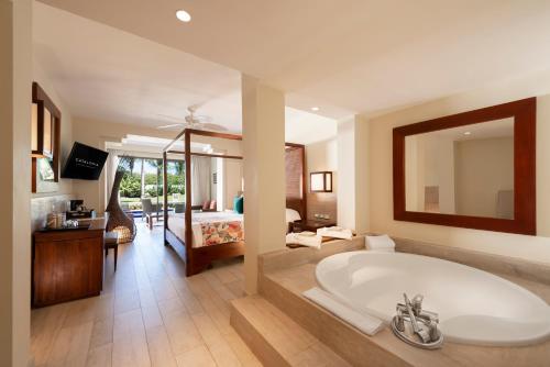 Suite Junior Deluxe con piscina del hotel Catalonia Royal Bavaro - Adults Only - All Inclusive. Foto 5
