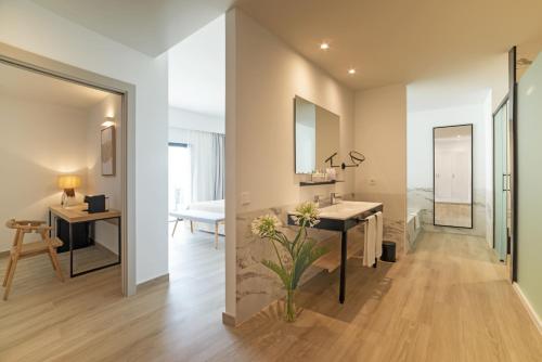 Suite con terraza del hotel Cabogata Beach. Foto 1