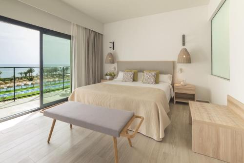 Suite con terraza del hotel Cabogata Beach. Foto 2