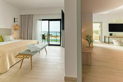 Suite con terraza del hotel Cabogata Beach. Foto 3