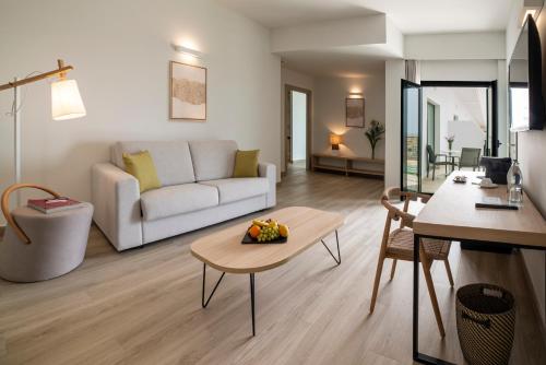 Suite con terraza del hotel Cabogata Beach. Foto 5