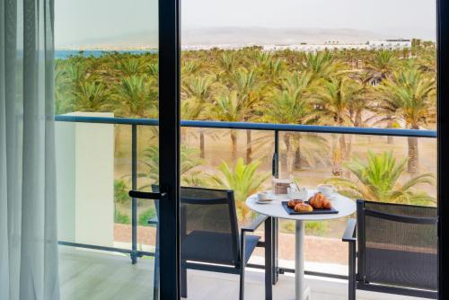 Habitación Doble Premium con vistas parciales al mar del hotel Cabogata Beach. Foto 4
