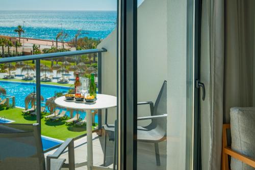 Habitación Doble Premium con vistas parciales al mar del hotel Cabogata Beach. Foto 5