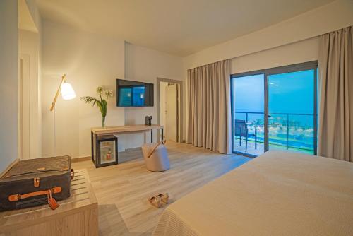 Habitaciones Superiores Comunicadas con vistas parciales al mar del hotel Cabogata Beach. Foto 1