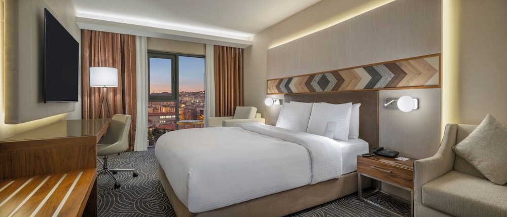 Habitación Deluxe con 1 cama queen size y sofá del hotel Mercure Ankara Kızılay