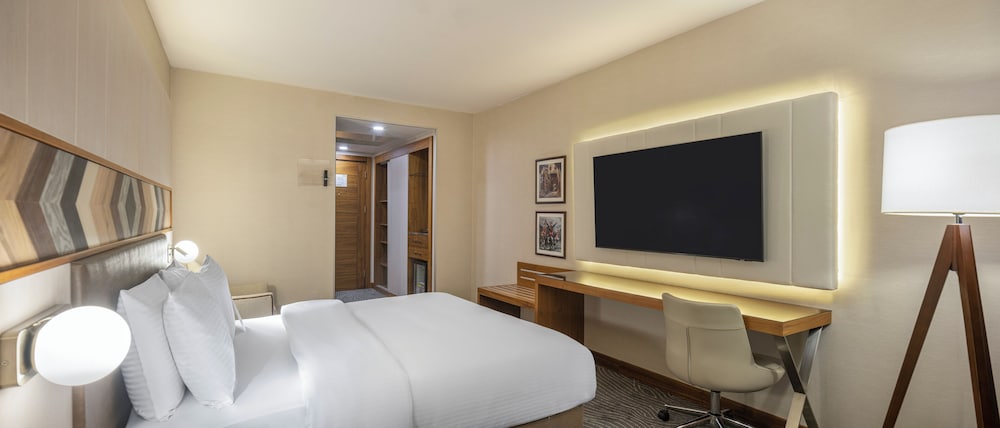 Habitación Deluxe con 1 cama queen size y sofá del hotel Mercure Ankara Kızılay. Foto 1