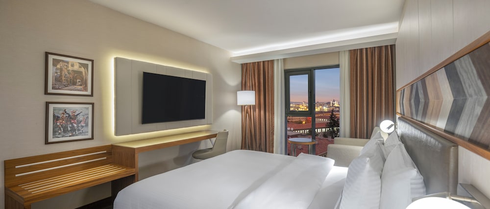 Habitación Deluxe con 1 cama queen size y sofá del hotel Mercure Ankara Kızılay. Foto 3